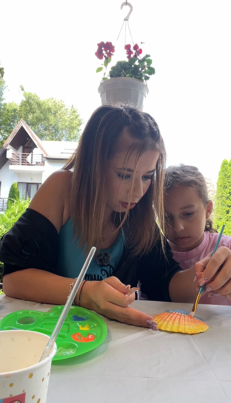Andriana la un atelier de creație, lucrând împreună cu un copil